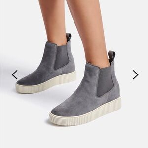 Dolce Vita Grey Suede Waterproof Cola Sneaker - size 8